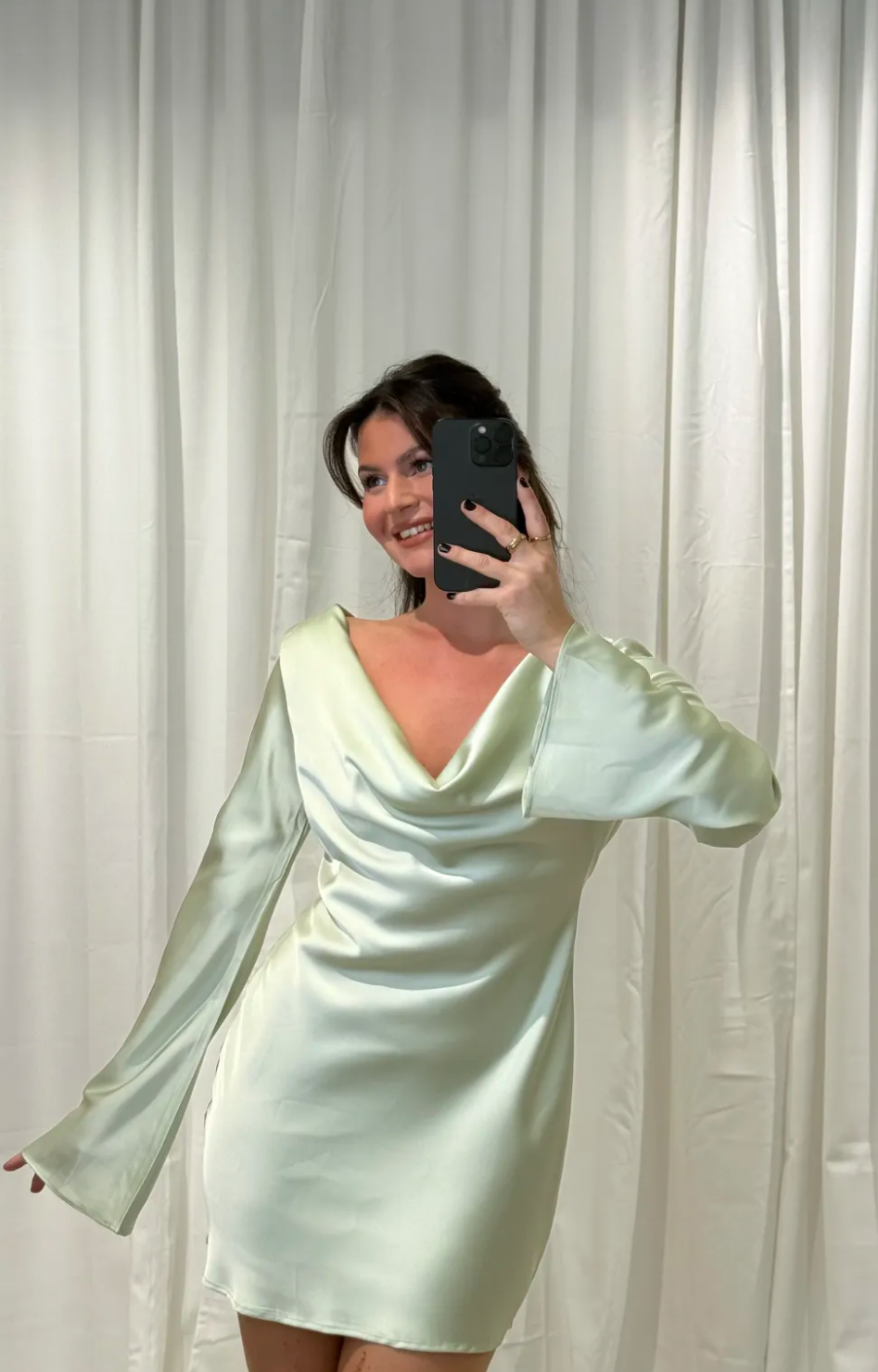 Kurzes Satinkleid in Mint mit tiefem Rücken Ausschnitt