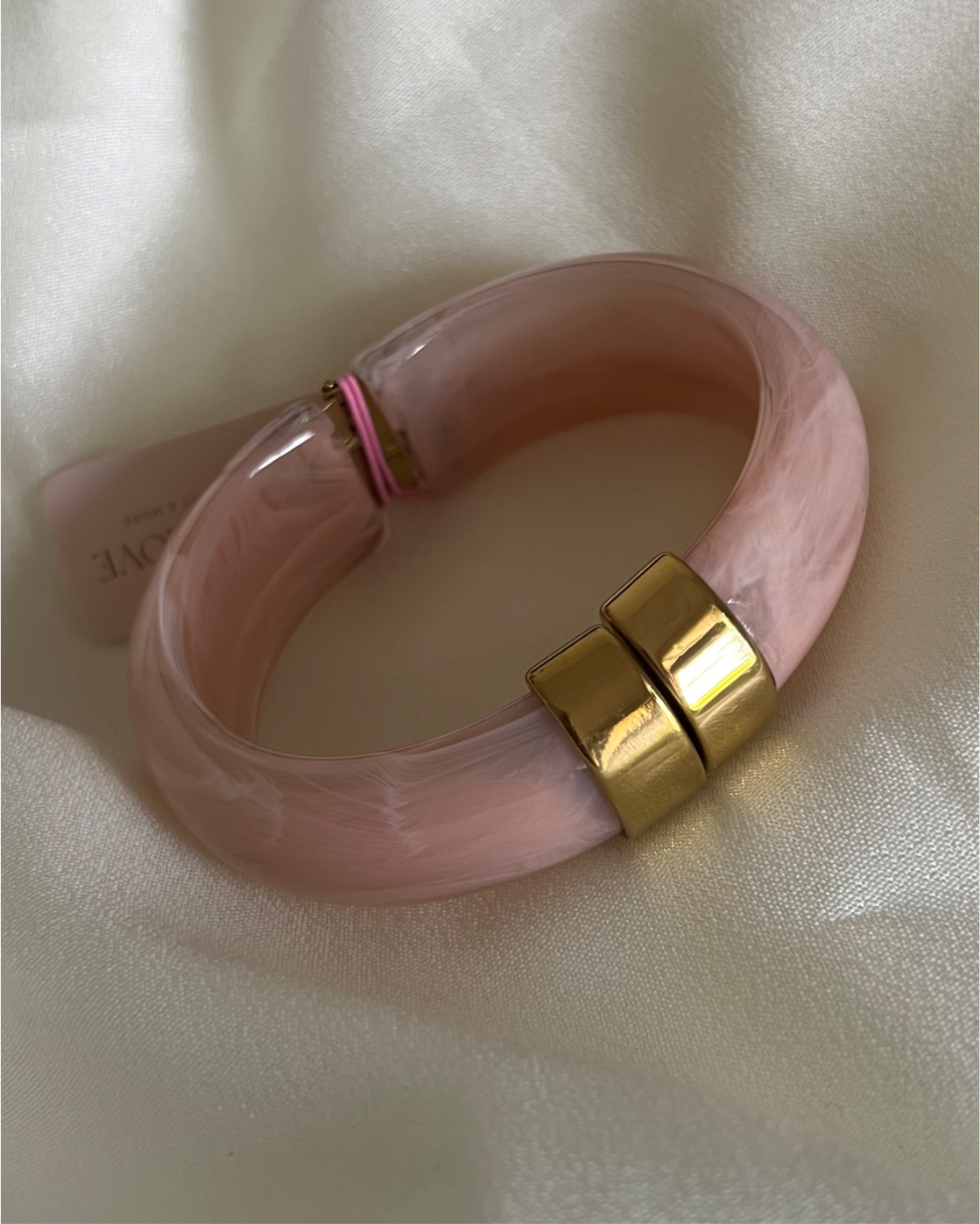 Eleganter Statement-Armreifen in zartem Rosé mit marmorierter Optik