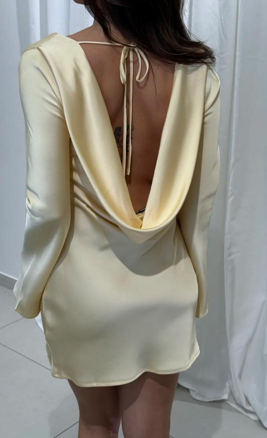 Kurzes Satinkleid in Mint mit tiefem Rücken Ausschnitt